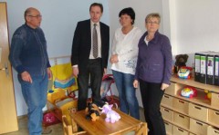 Derenburgs Bürgermeister Reinhard Brandt, Ronald Brachmann sowie Veronika Höhlich und Ute Stasch besichtigen in Derenburg den zusätzlichen Raum für die Krippenkinder.
